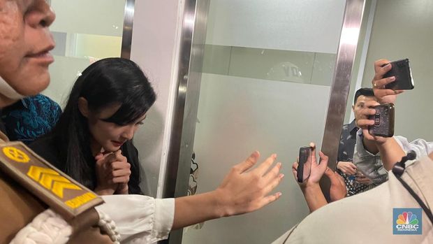 Sandra Dewi keluar dari ruangan usai menjalani pemeriksaan dari Kejaksaan Agung RI pada Rabu (15/5/2024). (CNBC Indonesia/Romys Binekasri)