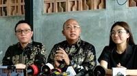Bersama kuasa hukumnya, Chris Siwu, Sarwendah memberikan keterangan mengenai rasa sakit usai mendapatkan fitnahan dari netizen. Foto: Febri/detikhot