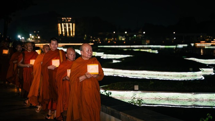Sebanyak 40 Bhikkhu (biksu) yang akan melaksanakan ritual thudong dilepas dari Taman Mini Indonesia Indah (TMII) Cipayung, Jakarta Timur, Selasa malam. Para biksu itu menuju Candi Borobudur untuk merayakan Tri Suci Waisak 2568 BE.