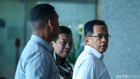 Indra memenuhi panggilam KPK dengan mengenakan kemeja putih.  