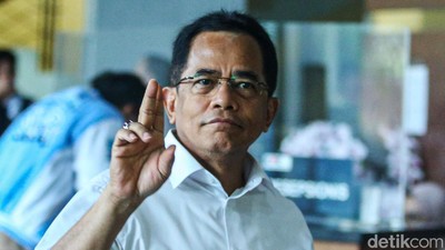 Berkemeja Putih, Sekjen DPR Indra Iskandar Penuhi Panggilan KPK