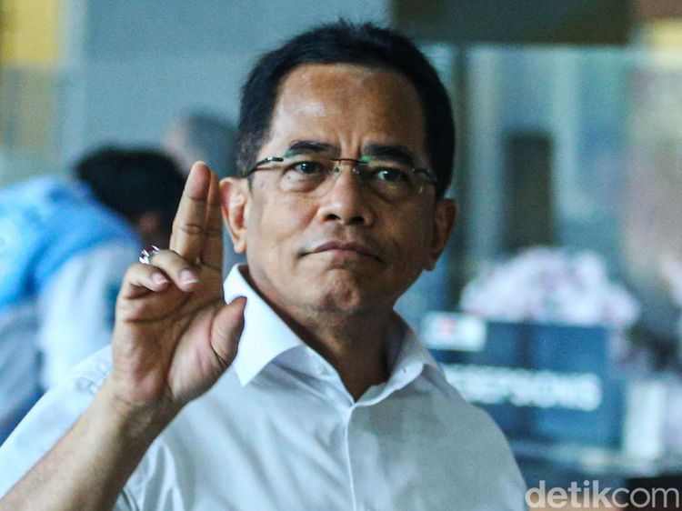Berkemeja Putih, Sekjen DPR Indra Iskandar Penuhi Panggilan KPK