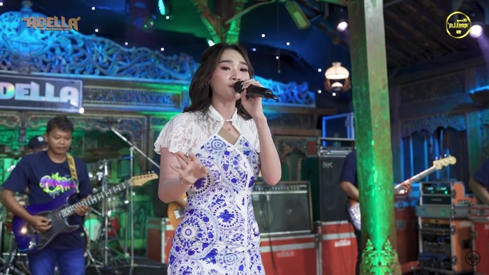 Selendang Biru Dinyanyikan Difarina Indra Adella
