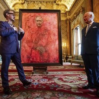 Di media sosial, tidak semua sependapat dengan pujian Raja dan Ratu. Kritikan langsung tertuju pada warna merah yang mendominasi. Saya lebih suka kalau warna yang dipilih bukan merah, ujar seorang netizen seperti dikutip CNN. Ada pula yang blak-blakan, Dia seperti sedang berada di neraka. “Terlihat seperti dia bersimbah darah,” tulis lainnya. (Foto: Aaron Chown/Pool Photo via AP)