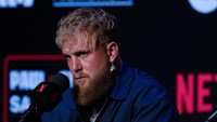 Paul, seorang influencer YouTube berusia 27 tahun yang berubah menjadi petinju, telah memenangkan sembilan dari 10 pertandingan tinju dengan enam KO melawan campuran selebriti dan petarung menengah. Dia menderita satu-satunya kekalahan dalam karier tinju pada Februari 2023 ketika dia kalah dengan keputusan terpisah dari Tommy Fury, saudara tiri juara kelas berat Dewan Tinju Dunia Tyson Fury.