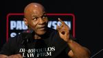 Senyum Mike Tyson untuk Jake Paul Jelang Duel