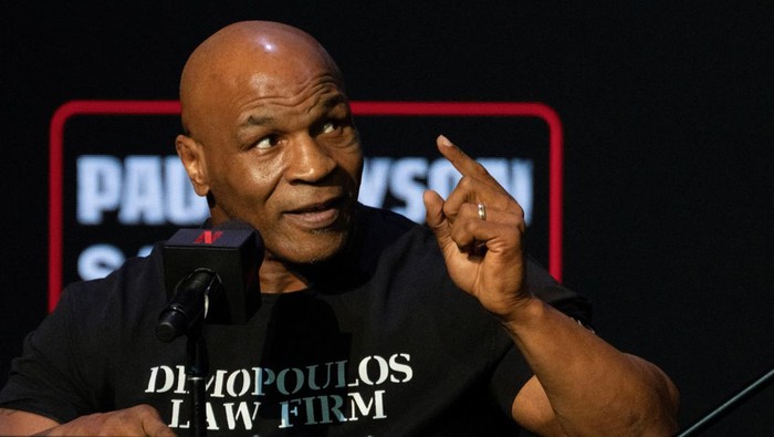 Senyum Mike Tyson untuk Jake Paul Jelang Duel Boxers Mike Tyson and Jake Paul face off during a news conference, ahead of their sanctioned professional fight set to take place at AT&T Stadium in Arlington, Texas on July 20, in New York City, U.S., May 13, 2024. REUTERS/David Dee Delgado