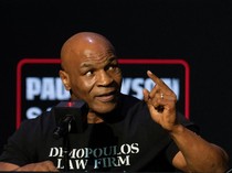 Video Mike Tyson Hantam Jake Paul di Sesi Timbang Badan