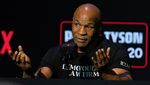 Senyum Mike Tyson untuk Jake Paul Jelang Duel