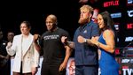 Senyum Mike Tyson untuk Jake Paul Jelang Duel