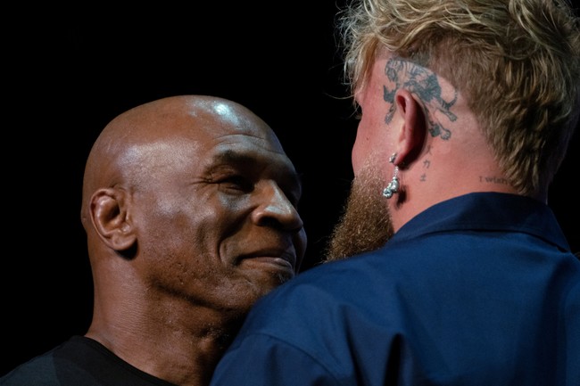Petinju legendaris Mike Tyson akan kembali bertarung tinju. Kali ini ia ditantang oleh YouTuber Jake Paul dalam duel profesional yang kontroversial. Pasangan mereka pun iktu jadi perbincangan.Foto: REUTERS/David Dee Delgado