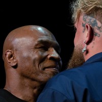 Petinju legendaris Mike Tyson akan kembali bertarung tinju. Kali ini ia ditantang oleh YouTuber Jake Paul dalam duel profesional yang kontroversial. Pasangan mereka pun iktu jadi perbincangan.Foto: REUTERS/David Dee Delgado