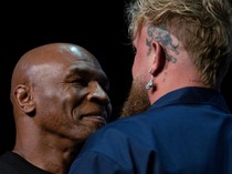 Senyum Mike Tyson untuk Jake Paul Jelang Duel