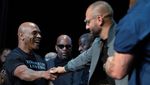 Senyum Mike Tyson untuk Jake Paul Jelang Duel