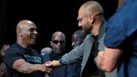 Mike Tyson saat konferensi pers, menjelang pertarungan profesionalnya melawan Jake Paul, yang akan berlangsung di Stadion AT&T di Arlington, Texas pada 20 Juli, di New York City, AS, Senin (13/5/2024).