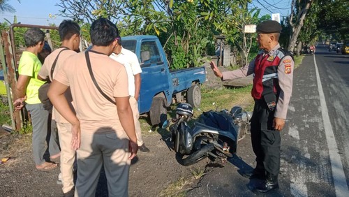 Sepeda motor ringsek akibat kecelakaan lalu lintas di Jalan Denpasar-Gilimanuk, tepatnya di Banjar Anyar Kelod, Desa Penyaringan, Kecamatan Mendoyo, Jembrana, Bali, Rabu (15/5/2024). (Foto: Dok. Polsek Mendoyo)