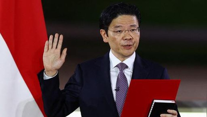 Singapores new Prime Minister Lawrence Wong is sworn during a ceremony at the Istana in Singapore on May 15, 2024. Lawrence Wong was sworn in on May 15 as Singapores new prime minister, after Lee Hsien Loong stepped down following two decades in office. (Photo by Edgar Su / POOL / AFP)