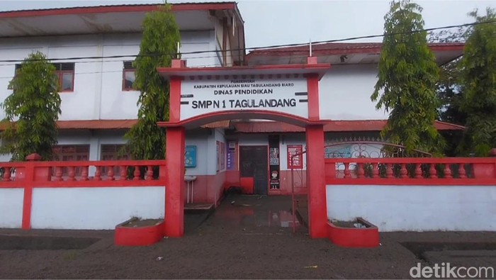 Salah satu sekolah di Pulau Tagulandang yang sepi dari aktivitas belajar pascaerupsi Gunung Ruang.