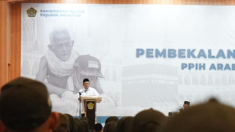 Staf Khusus Menteri Agama Bidang Media dan Komunikasi Publik Wibowo Prasetyo saat pembekalan akhir PPIH di Asrama Haji Pondok Gede Jakarta,  Selasa (14/5/2024) malam.