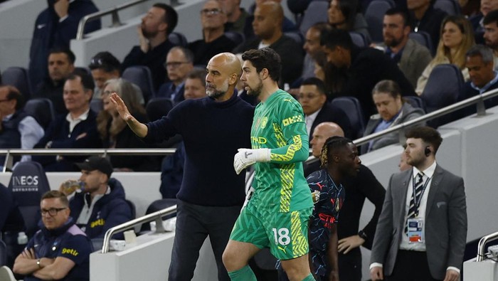 Soccer Football - Premier League - Tottenham Hotspur v Manchester City - Tottenham Hotspur Stadium, London, Britain - May 14, 2024 Manchester Citys Stefan Ortega with manager Pep Guardiola before coming on as a substitute Action Images via Reuters/Peter Cziborra EDITORIAL USE ONLY. NO USE WITH UNAUTHORIZED AUDIO, VIDEO, DATA, FIXTURE LISTS, CLUB/LEAGUE LOGOS OR LIVE SERVICES. ONLINE IN-MATCH USE LIMITED TO 120 IMAGES, NO VIDEO EMULATION. NO USE IN BETTING, GAMES OR SINGLE CLUB/LEAGUE/PLAYER PUBLICATIONS. PLEASE CONTACT YOUR ACCOUNT REPRESENTATIVE FOR FURTHER DETAILS..