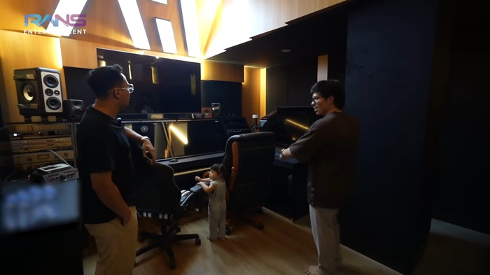 Studio Musik di Rumah Atta Halilintar