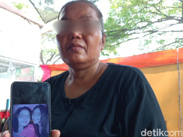 Sukaesih saat menunjukkan foto Vina (kanan)