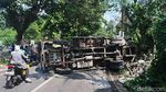 Tak Kuat Menanjak, Truk Terguling di Tangerang Selatan