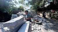 Sejumlah pekerja memindahkan bata hebel yang tumpah ke truk lainnya.