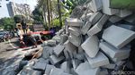 Tak Kuat Menanjak, Truk Terguling di Tangerang Selatan