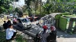 Tak Kuat Menanjak, Truk Terguling di Tangerang Selatan