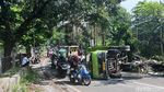 Tak Kuat Menanjak, Truk Terguling di Tangerang Selatan