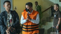 Direktur Penyidikan KPK Asep Guntur mengatakan fakta persidangan terdakwa Catur Prabowo mengungkap keterlibatan pihak lain dalam proyek tersebut. Pihak lain yang dimaksud adalah tersangka PSA dan AK, yang turut menikmati aliran uang.