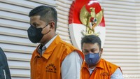 Kemudian dibentuk tiga CV sebagai subkontraktor fiktif dengan direkturnya adalah keluarga dua tersangka itu. Buku rekening bank, kartu ATM bank, dan bonggol cek tertanda tangan dari tiga CV itu dikuasai dan dipegang salah satu tersangka, DP.