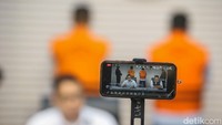 Sebelumnya, KPK lebih dulu memproses hukum Direktur Utama PT Amarta Karya Catur Prabowo dan Direktur Keuangan PT Amarta Karya Trisna Sutisna. Proyek fiktif itu diduga merugikan negara sekitar Rp 46 miliar.