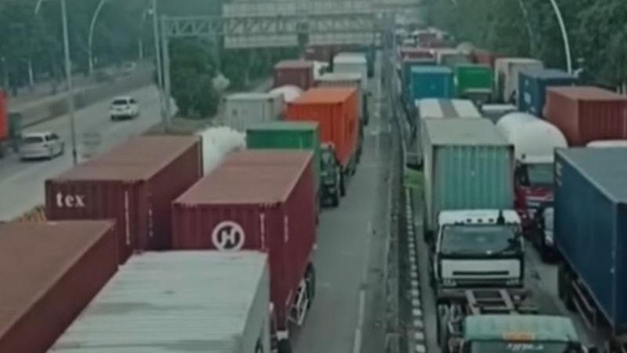 Tangkapan kayar - Kemacetan panjang di jalan Yos Sudarso menuju Pelabuhan Tanjung Priok Jakarta pada Rabu pagi (15/5/2024).ANTARA/Instgram/@jakut.info/Mario
