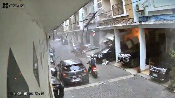 Tangkapan layar video diduga gas meledak terjadi di Komplek Liberty, Jalan Pendidikan, Kota Medan, (dok. Istimewa)