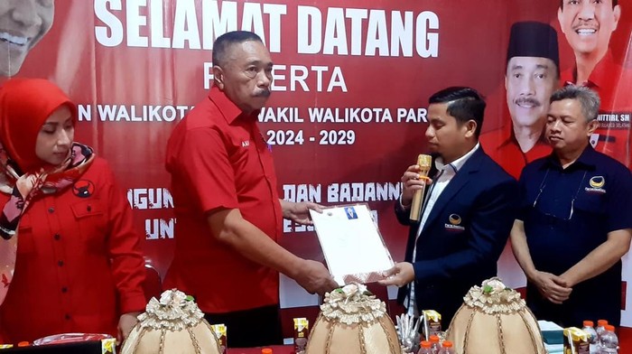 Bakal Calon Wali Kota Parepare Tasming Hamid (jas biru) menyerahkan formulir pendaftar Cawalkot kepada  Ketua DPC PDIP Parepare, Andi Mustafa Mappangara (baju merah). (istimewa)