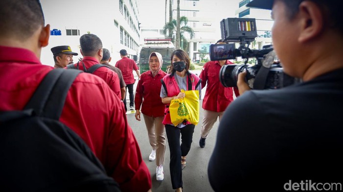 Helena Lim memasuki gedung Kejaksaan Agung, Jakarta, Rabu (15/5/2024) untuk diperiksa sebagai tersangka kasus timah. Dia terlihat mengenakan kemeja biru dan rompi tahanan Kejagung.