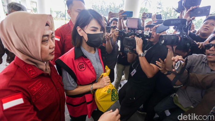Helena Lim memasuki gedung Kejaksaan Agung, Jakarta, Rabu (15/5/2024) untuk diperiksa sebagai tersangka kasus timah. Dia terlihat mengenakan kemeja biru dan rompi tahanan Kejagung.