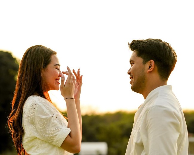 Aaliyah yang merupakan anak kedua Reza Artamevia dan mendiang Adjie Massaid itu terlihat kaget saat dilamar Thariq. Momen tersebut membuatnya tak kuasa menahan haru. (Foto: instagram Thariq Halilintar)