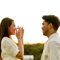 Aaliyah yang merupakan anak kedua Reza Artamevia dan mendiang Adjie Massaid itu terlihat kaget saat dilamar Thariq. Momen tersebut membuatnya tak kuasa menahan haru. (Foto: instagram Thariq Halilintar)