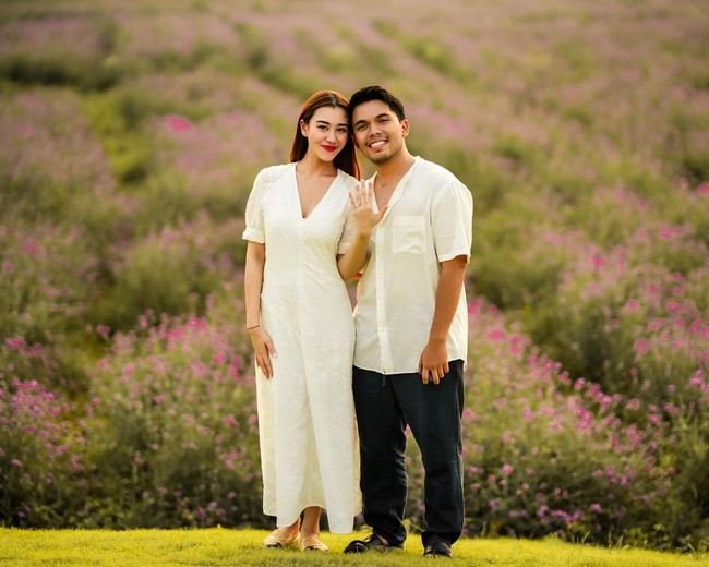 Aaliyah Massaid dilamar oleh Thariq Halilintar dengan romantis di sebuah kebun lavender. Diketahui kebun yang penuh dengan hamparan bunga itu terletak di Thailand. Tak butuh waktu lama, keduanya pun langsung memutuskan menggelar acara pernikahan. Foto: instagram Thariq Halilintar