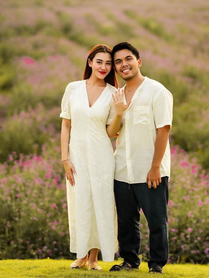 Thariq Halilintar melamar Aaliyah Massaid.
