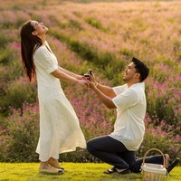 Salah satu foto memperlihatkan Thariq berlutut sambil menyodorkan cincin kepada Aaliyah dengan latar hamparan padang berbunga ungu. Mereka tampak serasi dengan baju serba putih. (Foto: instagram Thariq Halilintar)