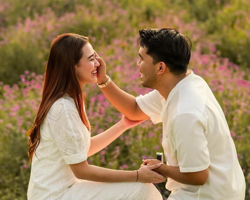 Thariq Halilintar melamar Aaliyah Massaid.