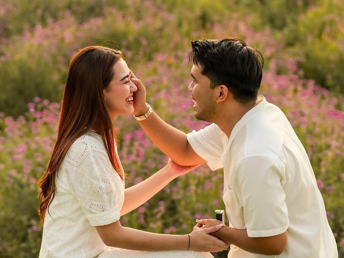 Thariq Halilintar melamar Aaliyah Massaid.