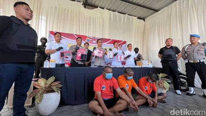 Tiga pengedar dan barang bukti dirilis Polres Mojokerto Kota