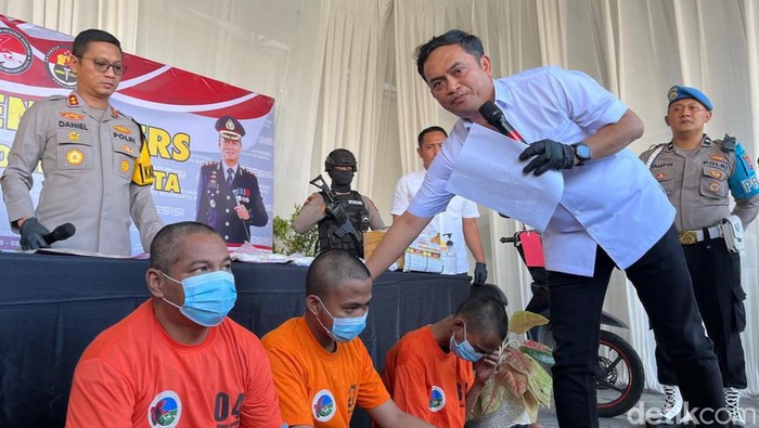 Tiga pengedar narkoba jaringan Mojokerto-Sidoarjo saat dihadirkan di Polres Mojokerto Kota