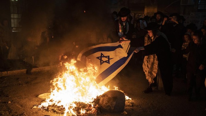 Tolak Zionisme, Yahudi Ultra-Ortodoks Bakar Bendera Israel Ultra-Orthodox Jewish men and children, who oppose Zionism and the Israeli state, burn Israeli flags during a protest against Israel's Independence Day at the Orthodox neighborhood of Mea Shearim in Jerusalem, Tuesday, May 14, 2024. Israelis are marking 76 years since Israel's creation. (AP Photo/Leo Correa)
