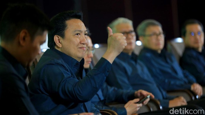 Top! Adaro Tebar Dividen Rp 6,4 Triliun PT Adaro Energy Indonesia Tbk (ADRO) memutuskan membagikan dividen sebesar US$ 400 juta atau sekitar Rp 6,4 triliun (kurs Rp 16.000). Hal ini diumumkan dalam Rapat Umum Pemegang Saham Tahunan 2024.